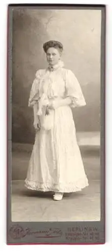 Fotografie Hermann Tietz, Berlin, Leipziger-Str. 46-49, Krausen-Str. 46-49, Elegante Dame im weissen Kleid