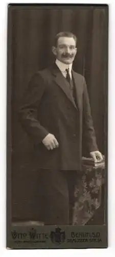 Fotografie Otto Witte, Berlin, Skalitzerstr. 54, Eleganter Herr mit Schnauzbart
