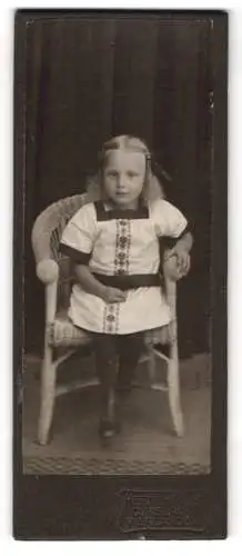 Fotografie Herm. Höge, Curslack /Vierlanden, Kleines Mädchen im Kleid