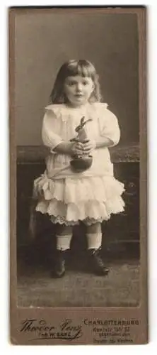 Fotografie Theodor Penz, Charlottenburg, Kantstr. 156-157, Kleines Mädchen im Kleid mit Spielhasen