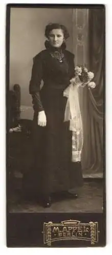 Fotografie M. Appel, Berlin, Neue Königstr. 1, Junge Dame im schwarzen Kleid mit Blumen