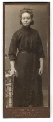 Fotografie M. Biegner Nachf., Rheydt, Kaiserstr. 35, Junge Dame im schwarzen Kleid