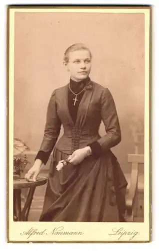 Fotografie Alfred Naumann, Leipzig, Dorotheenstrasse, Junge Dame im Kleid mit Kreuzkette