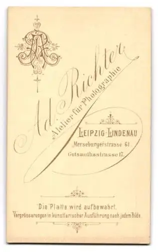 Fotografie Ad. Richter, Leipzig-Lindenau, Merseburgerstr. 61, Gutsmuthsstrasse 17, Junge Dame im Kleid mit Kragenbrosche