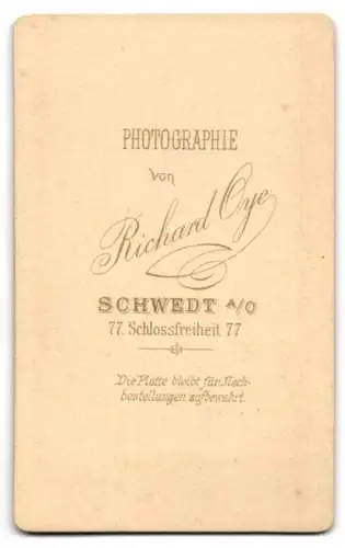 Fotografie Richard Oye, Schwedt a. O., Schlossfreiheit 77, Junge hübsche Dame mit Kragenbrosche