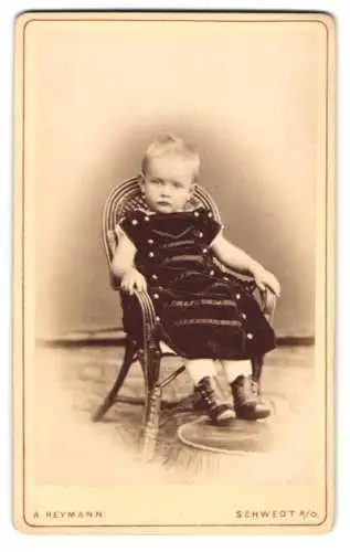 Fotografie A. Heymann, Schwedt a. O., Kleines Kind im Samtkleid