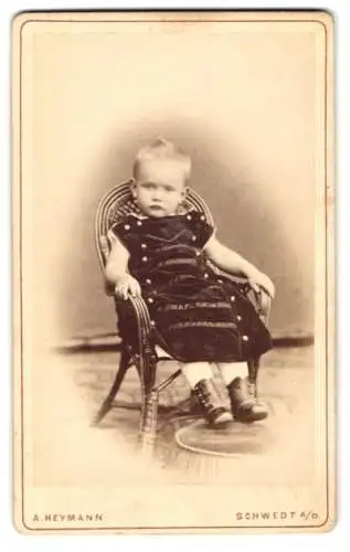 Fotografie A. Heymann, Schwedt a. O., Kleines Kind im Samtkleid