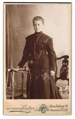 Fotografie Hermann Conitzer, Brandenburg a. H., Hauptstrasse 22, Jugendliche in hochgeschlossenem dunklen Kleid