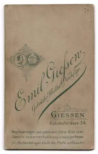 Fotografie Emil Giesson, Giessen, Bahnhofstrasse 34, Portrait einer Bürgerlichen in hochgeschlossenem Kleid