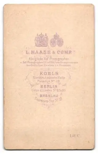 Fotografie L. Haase & Comp., Berlin, Unter den Linden 62, Elegante junge Frau mit Schleife am Kragen