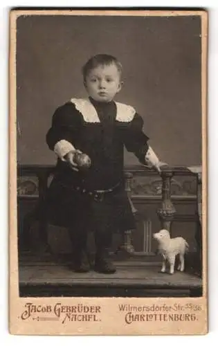 Fotografie Jacob Gebrüder, Charlottenburg, Wilmersdorfer Str. 55, Niedliches Kind mit Ball in der Hand