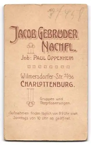 Fotografie Jacob Gebrüder, Charlottenburg, Wilmersdorfer Str. 55, Niedliches Kind mit Ball in der Hand