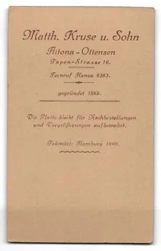 Fotografie Matth. Kruse u. Sohn, Altona-Ottensen, Papen-Strasse 16, Niedliches Kleinkind auf Fell sitzend