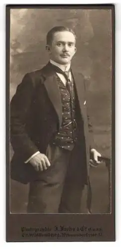 Fotografie J. Fuchs & Co., Charlottenburg, Wilmersdorfer Str. 57, Eleganter junger Mann in gemusterter Weste