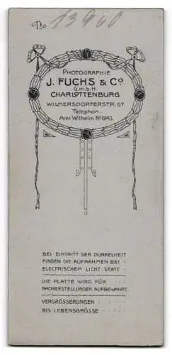 Fotografie J. Fuchs & Co., Charlottenburg, Wilmersdorfer Str. 57, Sitzender junger Mann mit gemusterter Krawatte