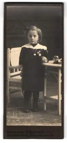 Fotografie J. Fuchs & Co., Charlottenburg, Wilmersdorferstr. 57, Niedliches kleines Mädchen mit Haarschleife und Kette