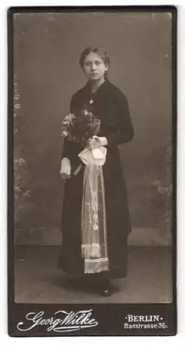 Fotografie Georg Wilke, Berlin, Badstrasse 36, Elegante junge Dame mit Handschuhen und Blumenstrauss