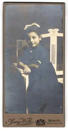 Fotografie Georg Wilke, Berlin, Badstrasse 35, Süsses kleines Mädchen mit Haarschleife auf einer Bank