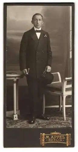 Fotografie M. Appel, Berlin, Invalidenstr. 134, Jugendlicher mit Hut in der Hand