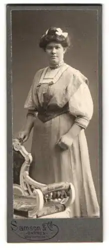 Fotografie Samson & Co., Barmen, Wertherstr. 13, Bürgerliche in hochgeschlossenem Kleid mit Haarschleifen