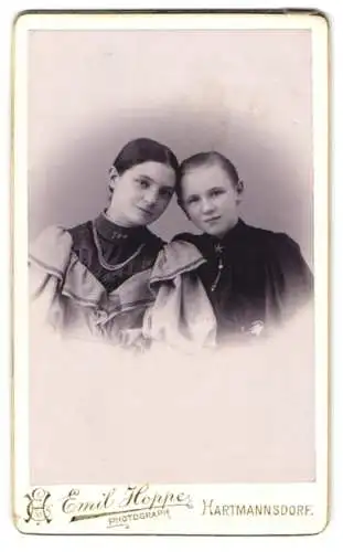 Fotografie Emil Hoppe, Hartmannsdorf, Zwei Schwestern mit aneinandergelehnten Köpfen