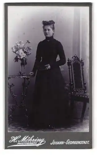Fotografie H. Möhring, Johann-Georgenstadt, Mädchen mit Blumenkranz auf dem Kopf und Buch in der Hand