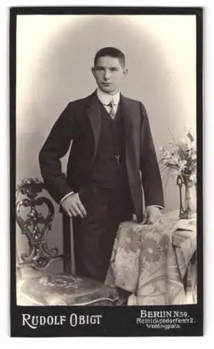 Fotografie Rudolf Obigt, Berlin, Reinickendorfer Str. 2, Jugendlicher im Anzug mit der Hand in der Hosentasche
