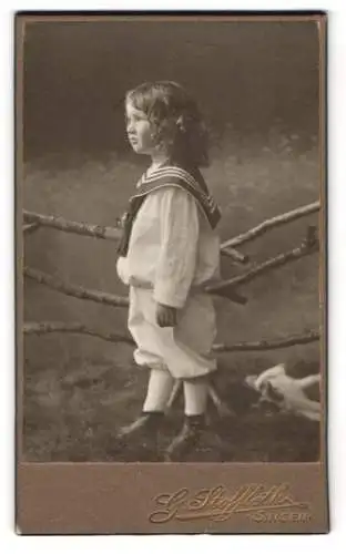 Fotografie G. Stoffleth, Singen, Niedliches kleines Kind im Matrosenanzug