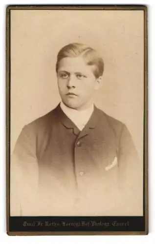Fotografie Emil Fr. Rothe, Cassel, Portrait eines Jugendlichen im Anzug