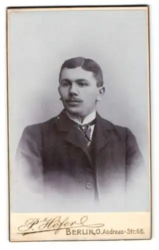 Fotografie P. Höfer, Berlin, Andreas-Str. 68, Portrait eines Bürgerlichen mit gemusterter Krawatte