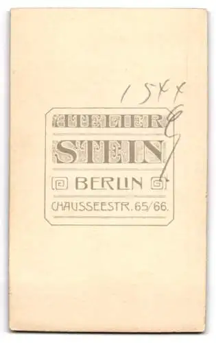 Fotografie Atelier Stein, Berlin, Chausseestr. 65, Jugendlicher im Mantel mit Hut und Gehstock