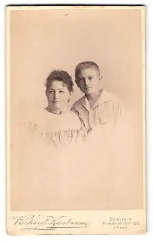 Fotografie Richard Kasbaum, Berlin, Friedrich-Str. 125, Junge in gestreiftem Hemd mit seiner Mutter