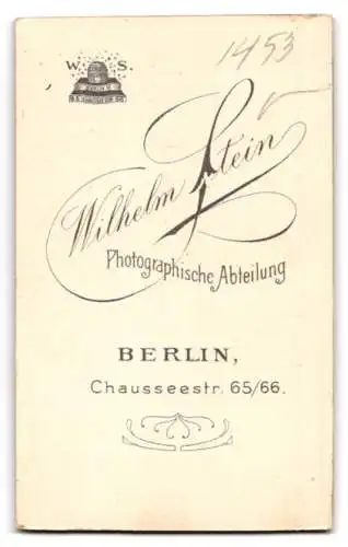 Fotografie Wilhelm Stein, Berlin, Chausseestr. 65, Niedliches Kleinkind auf Fell sitzend