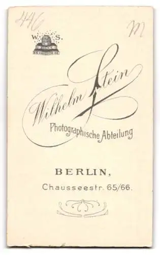 Fotografie Wilhelm Stein, Berlin, Chausseestr. 65, Süsses kleines Mädchen in schwarzem Kleid mit Fotoalbum