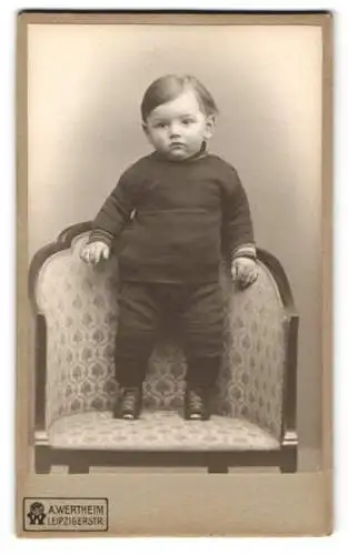 Fotografie A. Wertheim, Berlin, Leipzigerstr., Niedliches Kleinkind auf Stuhl stehend