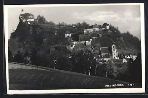 AK Riegersburg /Steiermark, Ortsansicht mit Burg von einem Acker aus