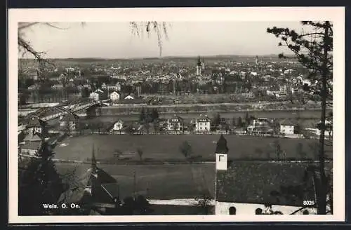 AK Wels /O. Oe., Ortsansicht mit Kirchen und Brücke aus der Vogelschau