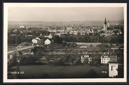 AK Wels /O. Oe., Ortsansicht mit Brücke aus der Vogelschau