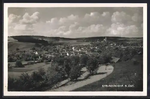 AK Stranzendorf /N. Öst., Gesamtansicht mit Umgebung