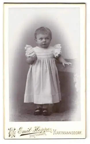 Fotografie Emil Hoppe, Hartmannsdorf, Süsses kleines Kind in weissem Kleid mit Rüschen