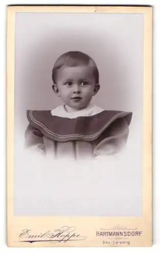 Fotografie Emil Hoppe, Hartmannsdorf, Niedliches kleines Kind mit weitem Kragen