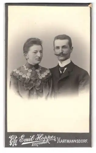 Fotografie Emil Hoppe, Hartmannsdorf, Dame mit Schleife am Kragen nebst Ehemann in gestreiftem Anzug