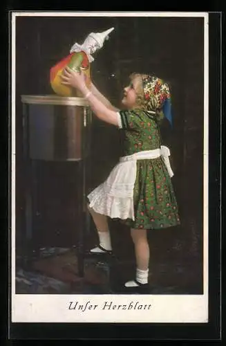 AK Unser Herzblatt, Mädchen spielt mit Harlekin