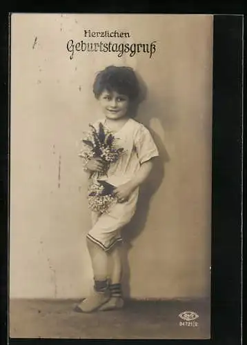 Foto-AK BNK Nr. 34721 /2: Kleiner Junge mit Blumen, Geburtstagsgruss