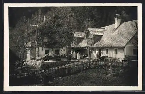 Foto-AK Neuberg an der Mürz, Frein, Auto vor einem Gehöft