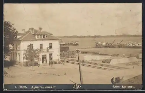 AK Lom, Le port