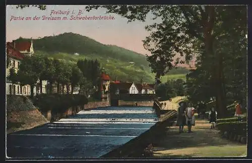 AK Freiburg i. B., Partie an der Dreisam mit Schwabentorbrücke