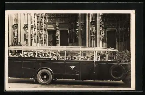 Foto-AK Köln, Autobus vor dem Dom