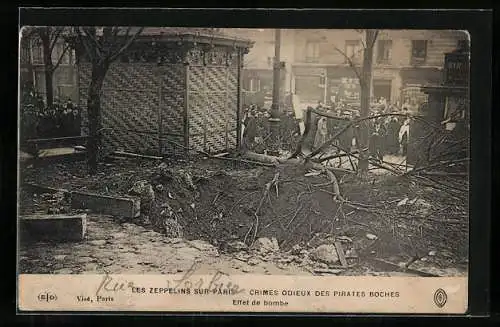 AK Paris, Bombenkrater nach Zeppelin-Angriff