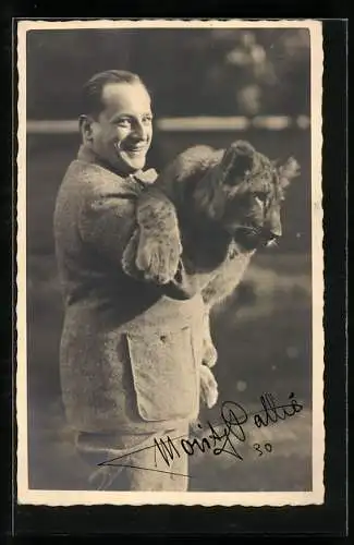 AK Berlin, Zoo, Monty Pallie mit Löwenbaby auf dem Arm, Autograph